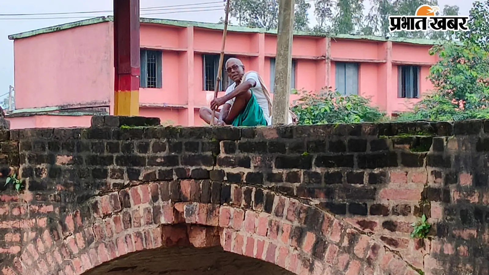 बक्सर में जर्जर ब्रिटिशकालीन पुल पर मंडरा रहा हादसे का खतरा, भारी वाहनों की आवाजाही से ग्रामीणों में आक्रोश