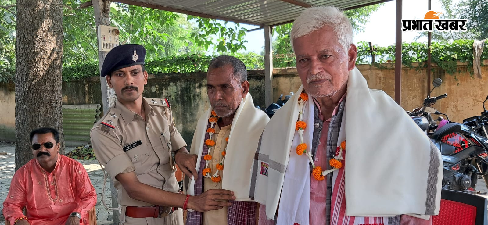 1.तरैया थाना के सेवानिवृत्त दो चौकीदारों के विदाई समारोह में शामिल थानाध्यक्ष व अन्य पुलिस पदाधिकारी   2.सेवानिवृत्त चौकीदार सम्मानित करते थानाध्यक्ष | Prabhat Khabar Network