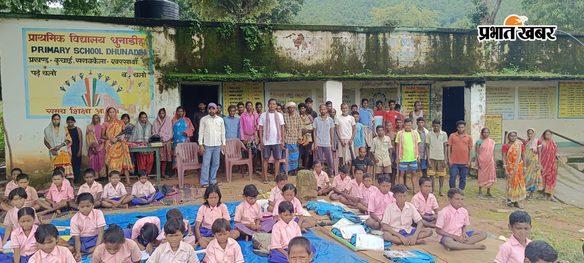 धुनाडीह स्थित प्राथमिक विद्यालय भवन जर्जर रहने के कारण स्कूल के बाहर बैठे बच्चे तथा बैठक में पहुंचे ग्रामीण | Prabhat Khabar Network