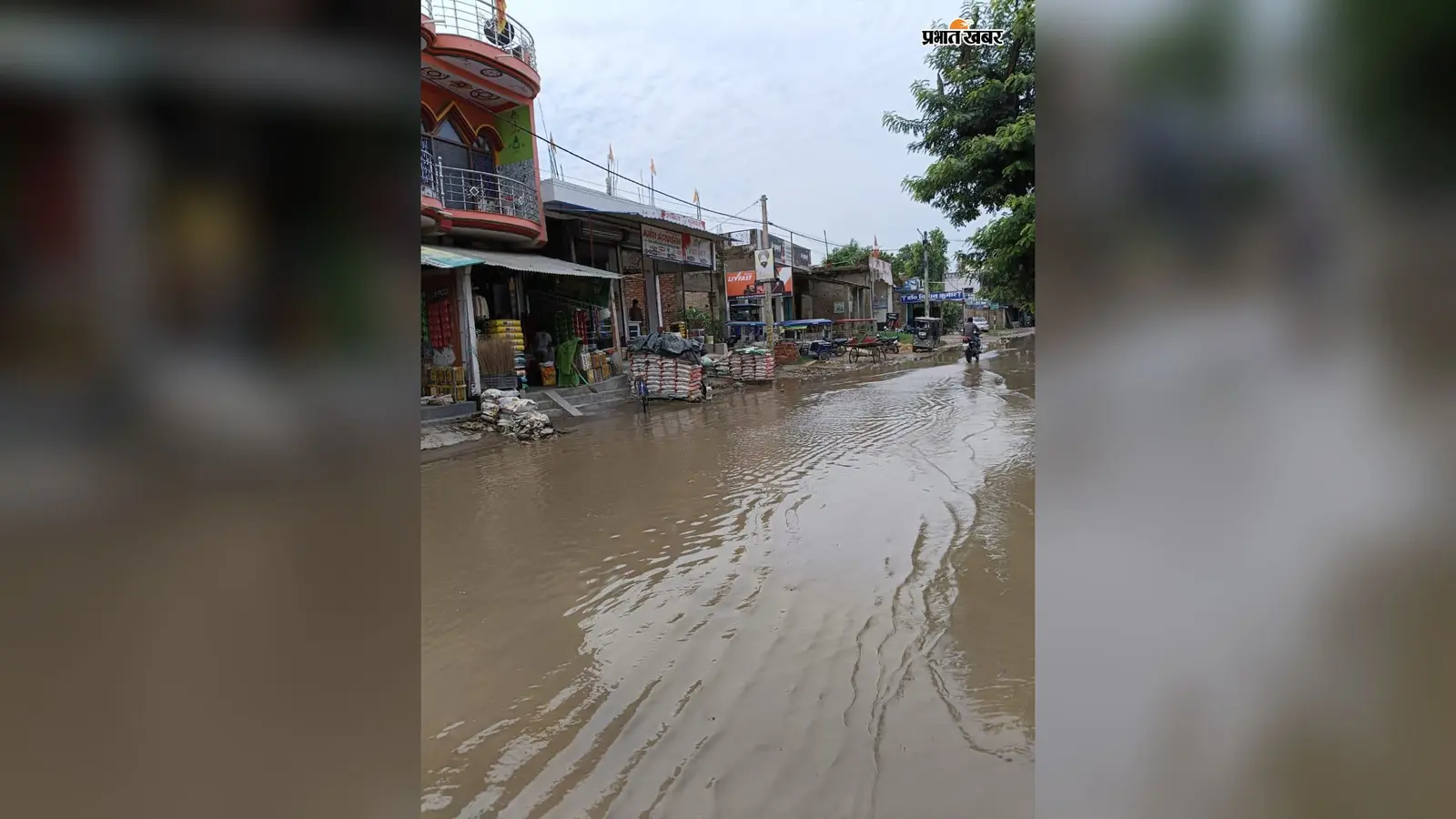 बारिश के बाद कीचड़युक्त जलजमाव से हसनपुर की सड़कें बेहाल, लोगों का चलना हुआ मुश्किल