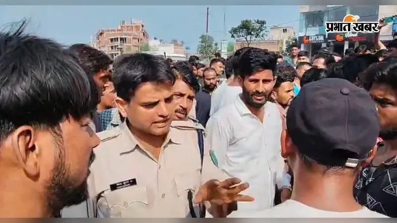 कोडरमा: झुमरीतिलैया में मोबाइल दुकानदार पर चाकू से हमला, रांची रेफर; आक्रोश में बाइक फूंकी