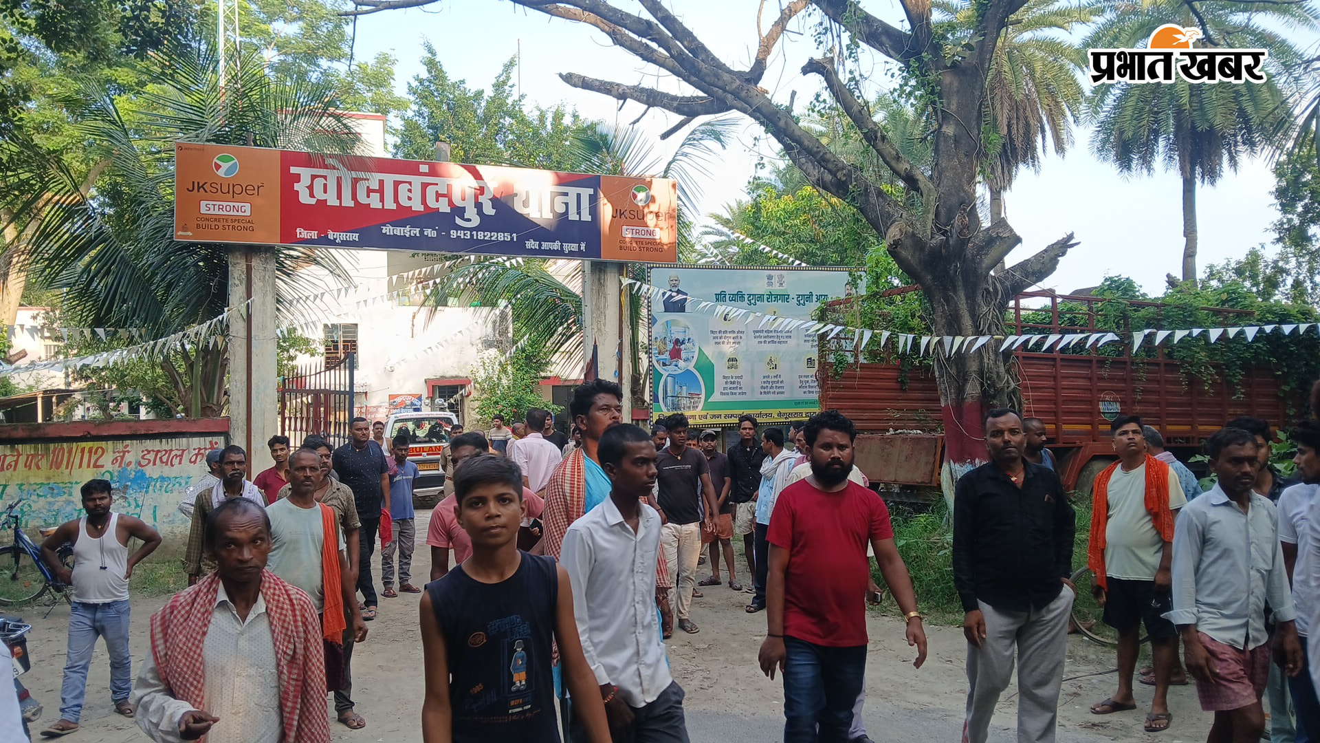 घटनास्थल पर दुर्घटनाग्रस्त बाइक व थाना परिसर में जांच पड़ताल करते पुलिस | Prabhat Khabar Network