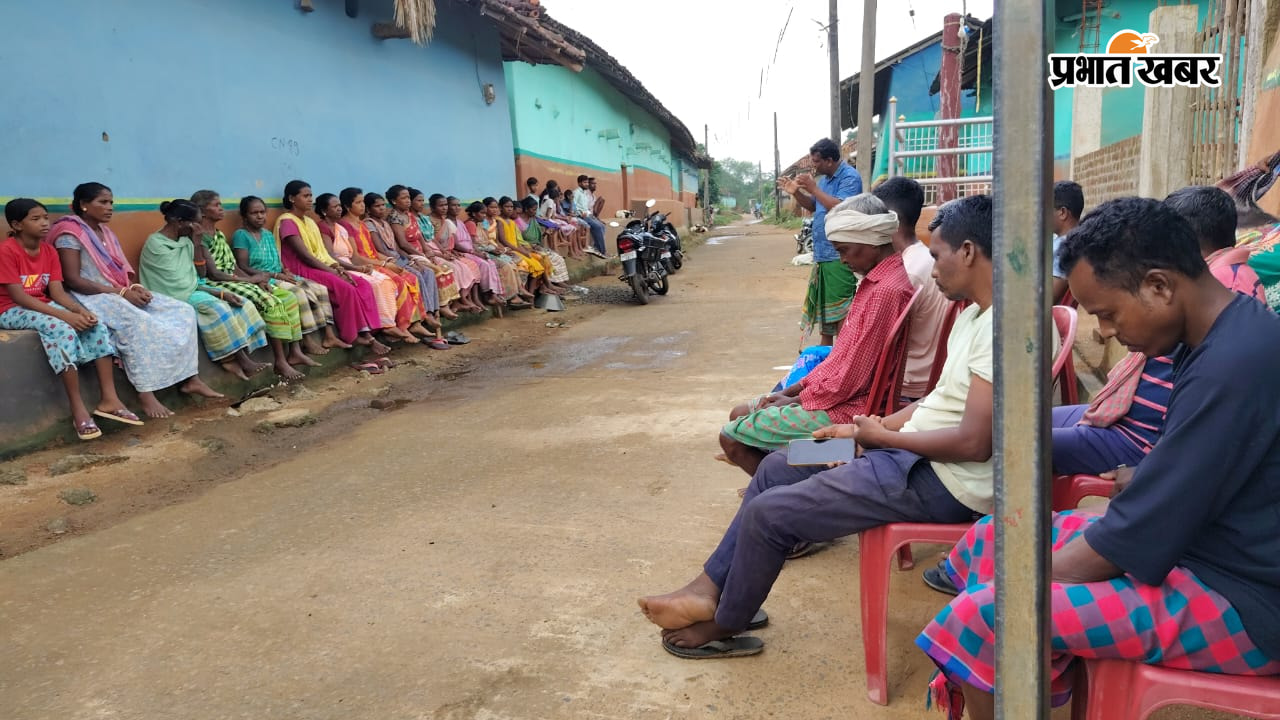विभिन्न गांवों में 'कुल्ही दुरुप' में उपस्थित ग्रामीण | Prabhat Khabar Network