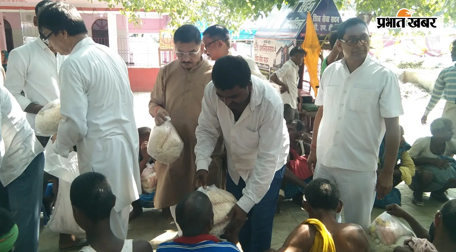 Samastipur: दलसिंहसराय के बाढ़ प्रभावित दियारा में बांटी गयी राहत सामग्री, पावन के लिए भी मिली मदद