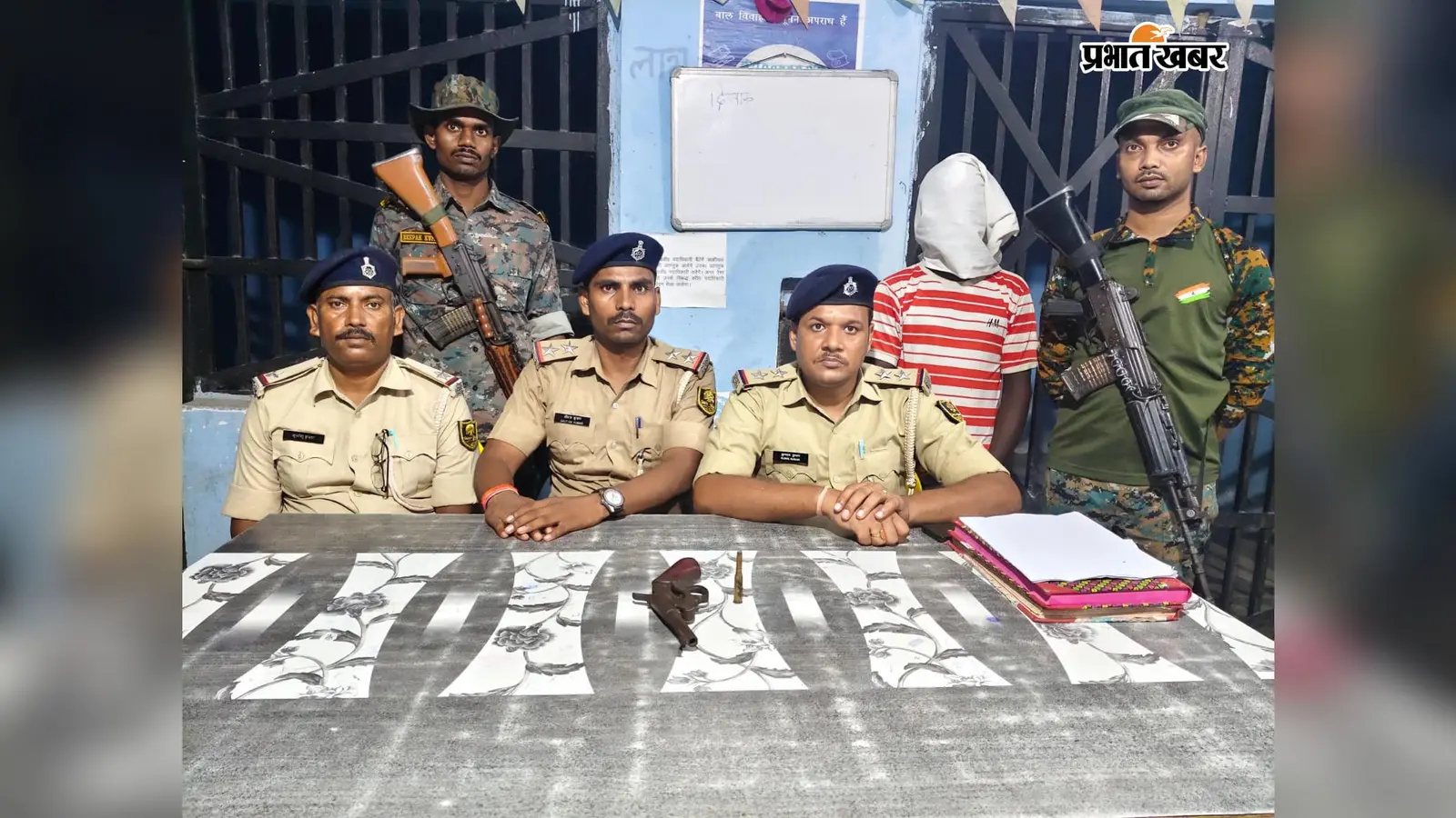 नवादा: सरकारी जमीन पर ताड़ के पत्तों के नीचे छिपा रखा था कट्टा, पुलिस ने युवक को दबोचा