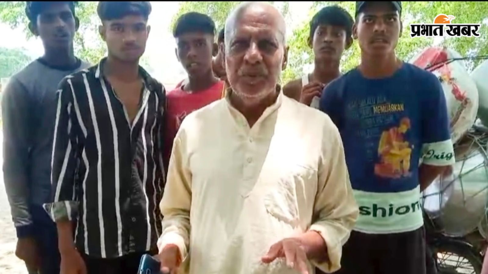 जर्जर पुल के बारे में जानकारी देते स्थानीय