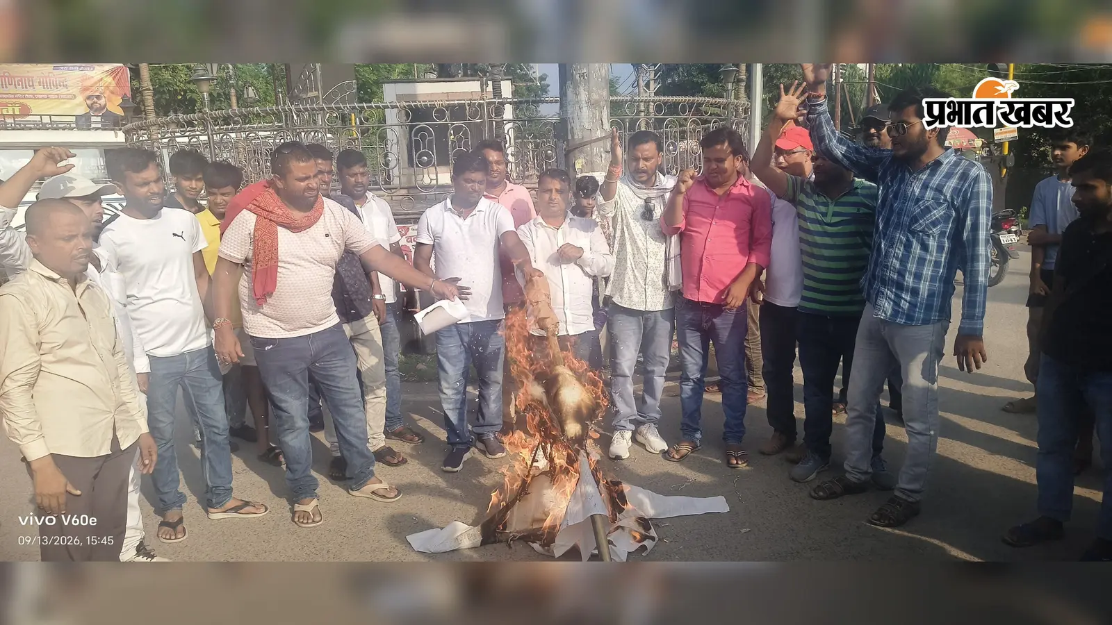 सहरसा में पत्रकार पर हमले के विरोध में उबले छात्र-युवा संगठन: सिविल सर्जन का फूंका पुतला; 48 घंटे में गिरफ्तारी न होने पर 'सहरसा बंद' का अल्टीमेटम
