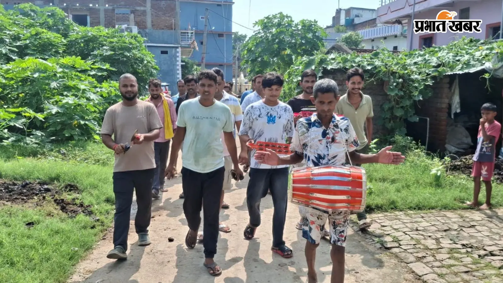 पटना: ढोलक-झाल की थाप पर निकले युवा, बोले- सूखा नशा छोड़ो, युवाओं को बचाओ