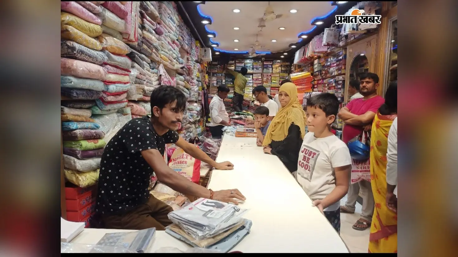 हरितालिका तीज को लेकर बनियापुर के बाजार गुलजार, फल-मिठाई से श्रृंगार सामग्री तक की बढ़ी मांग