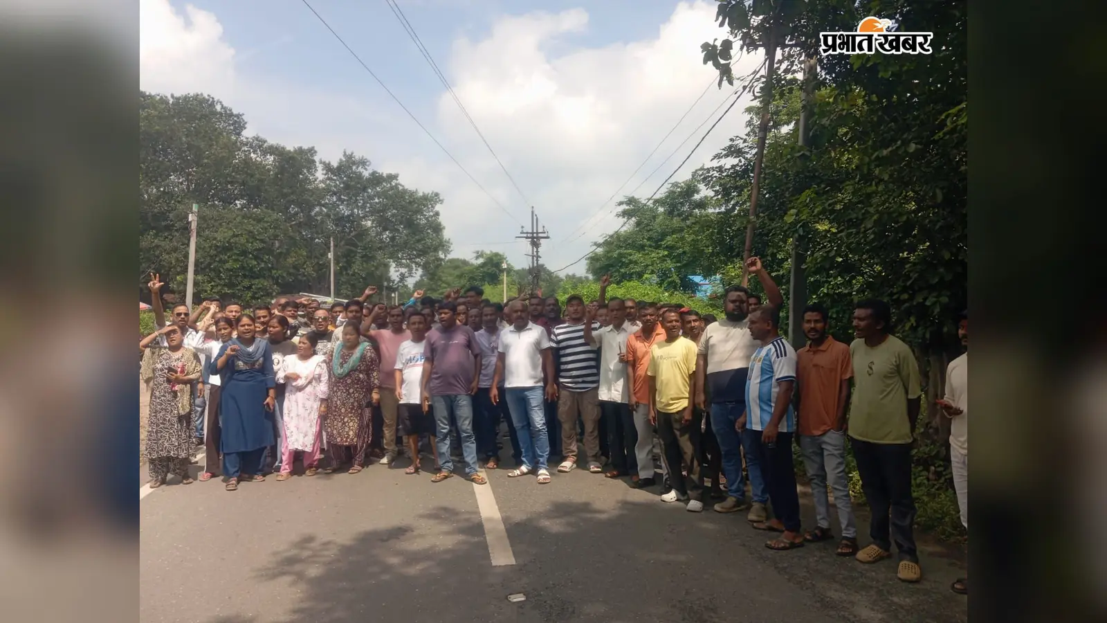 मुसाबनी में लगातार सड़क दुर्घटना के खिलाफ ग्रामीण उतरे सड़क पर, पुलिस से दुर्घटना पर रोक लगाने की मांग