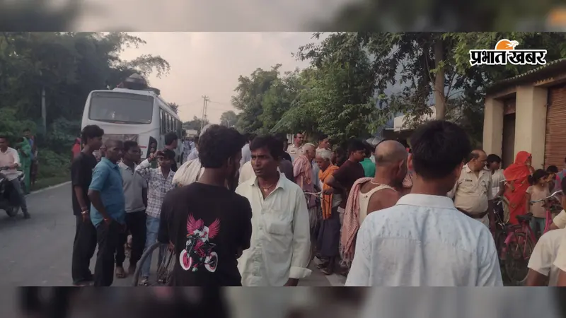 मवेशी बचाने में अनियंत्रित हुई बाइक, बस ने महिला को कुचला, मौके पर मौत