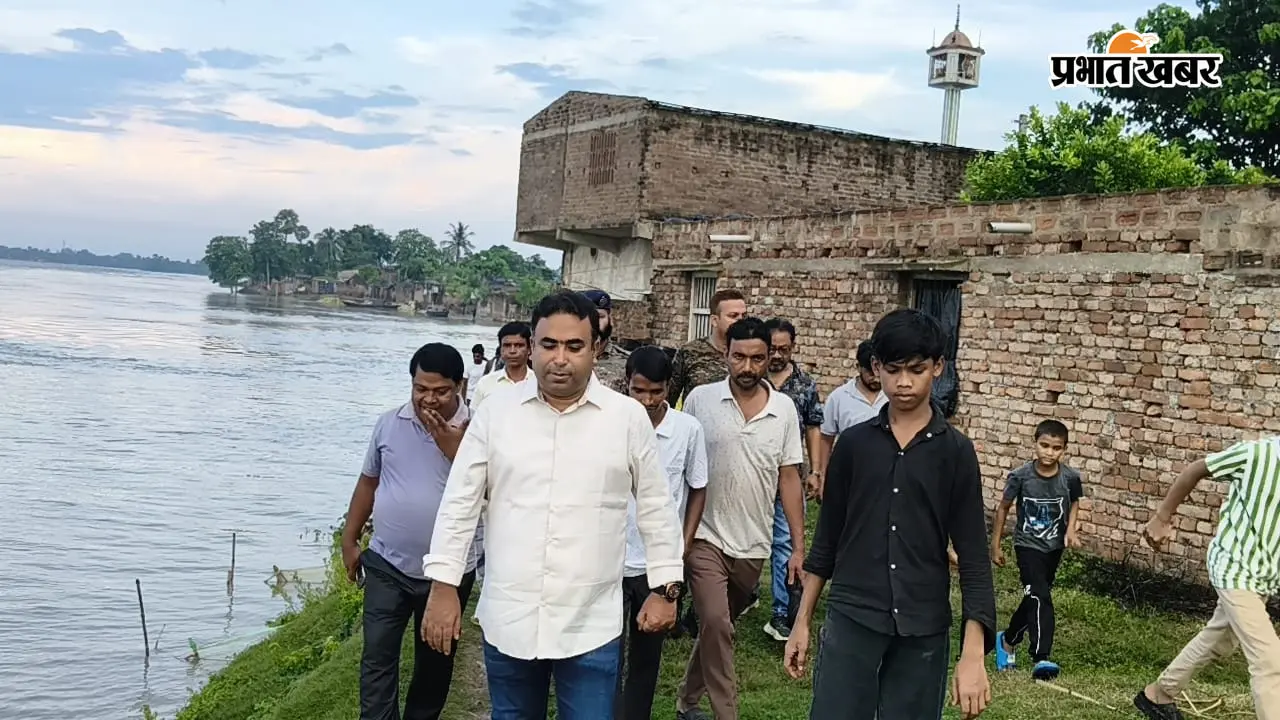 बाढ़-कटाव से दहशत में गंगा किनारे के गांव, घर छोड़ने को मजबूर सैकड़ों परिवार