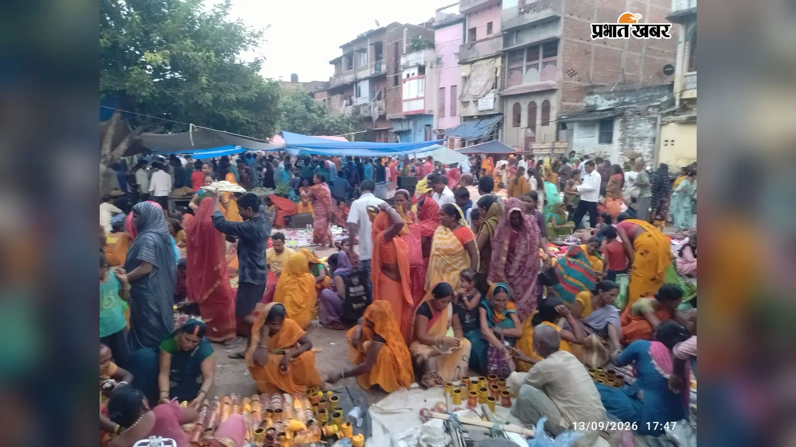 सीतामढ़ी में तीज और चौरचन की तैयारी पूरी, बाजारों में खरीदारी के लिए उमड़ी भीड़