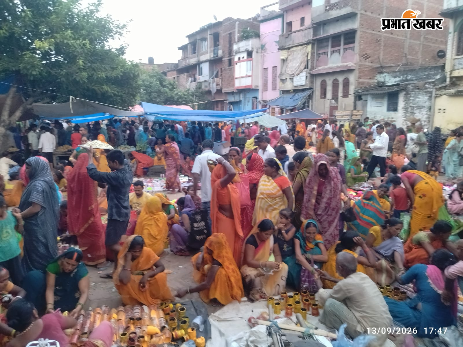 बथनाहा गुदरी बाजार में चौरचन व तीज की खरीददारी करते लोग. | Prabhat Khabar Network