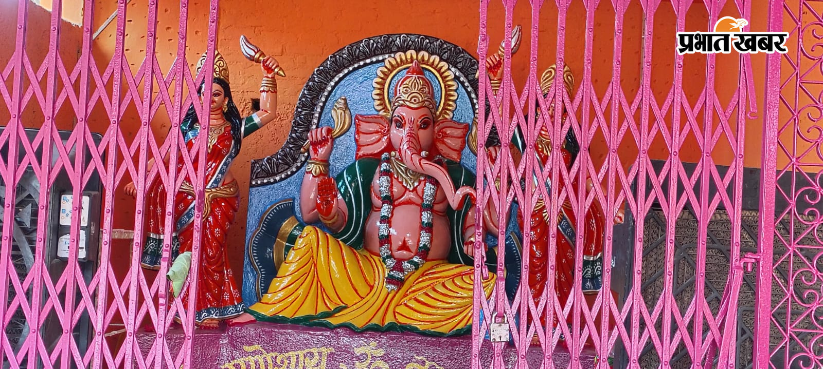 फोटो :-   1.गणेश पूजा के लिए सजते पंडाल   2.संगत के समीप मंदीर में स्थापित भगवान गणेश | Prabhat Khabar Network