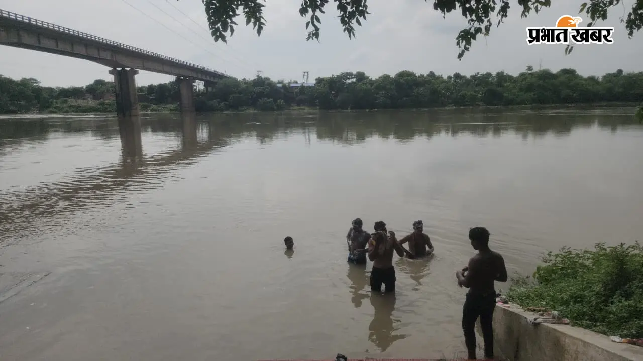 गंगा में नहाने के दौरान गहरे पानी में समायी महिला, तलाश में जुटे गोताखोर