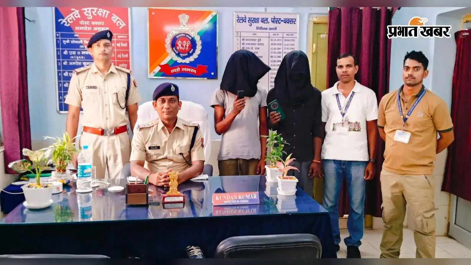 बक्सर में ऑपरेशन यात्री सुरक्षा के तहत दो मोबाइल चोर गिरफ्तार, चोरी के दो मोबाइल बरामद