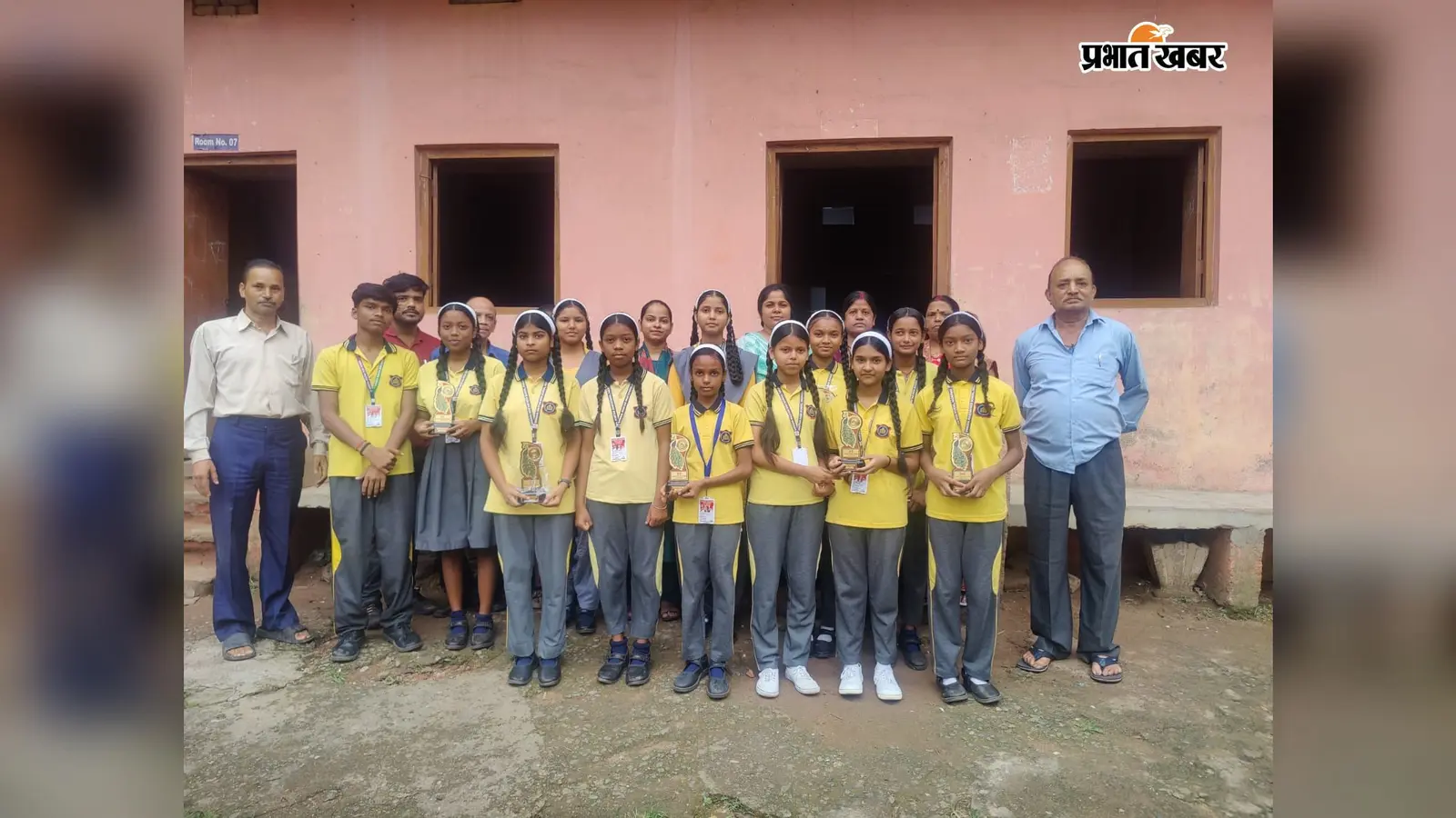 स्वतंत्रता दिवस की प्रतियोगिताओं में छाए छात्र, शिक्षा निकेतन में विजेताओं का सम्मान