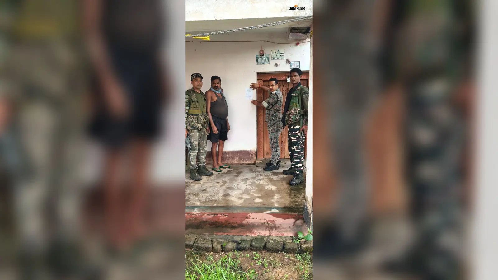 चंदवा के तीन फरार आरोपियों के घर चिपका इश्तेहार, कोर्ट में हाजिर होने की चेतावनी