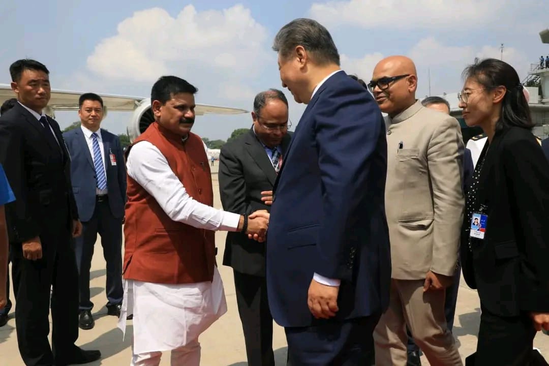 शी जिनपिंग की विदाई में भी दिखे सतीश दुबे