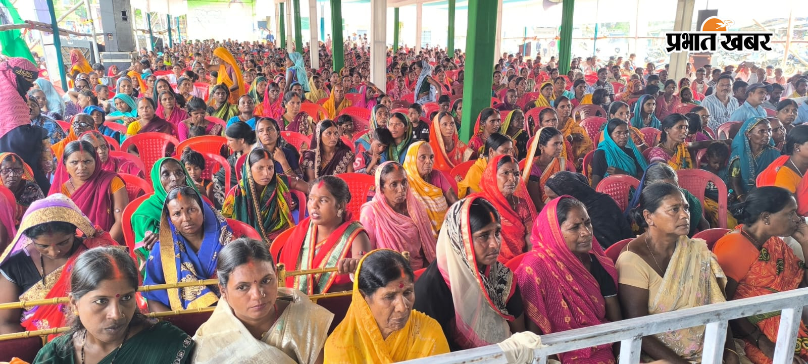 13 गिरिडीह - 51. श्रद्धांजलि सभा को संबोधित करते अल्पसंख्यक कल्याण विभाग मंत्री हफीजुल अंसारी, 52. सभा में उपस्थित महिलाएं व अन्य | Prabhat Khabar Network