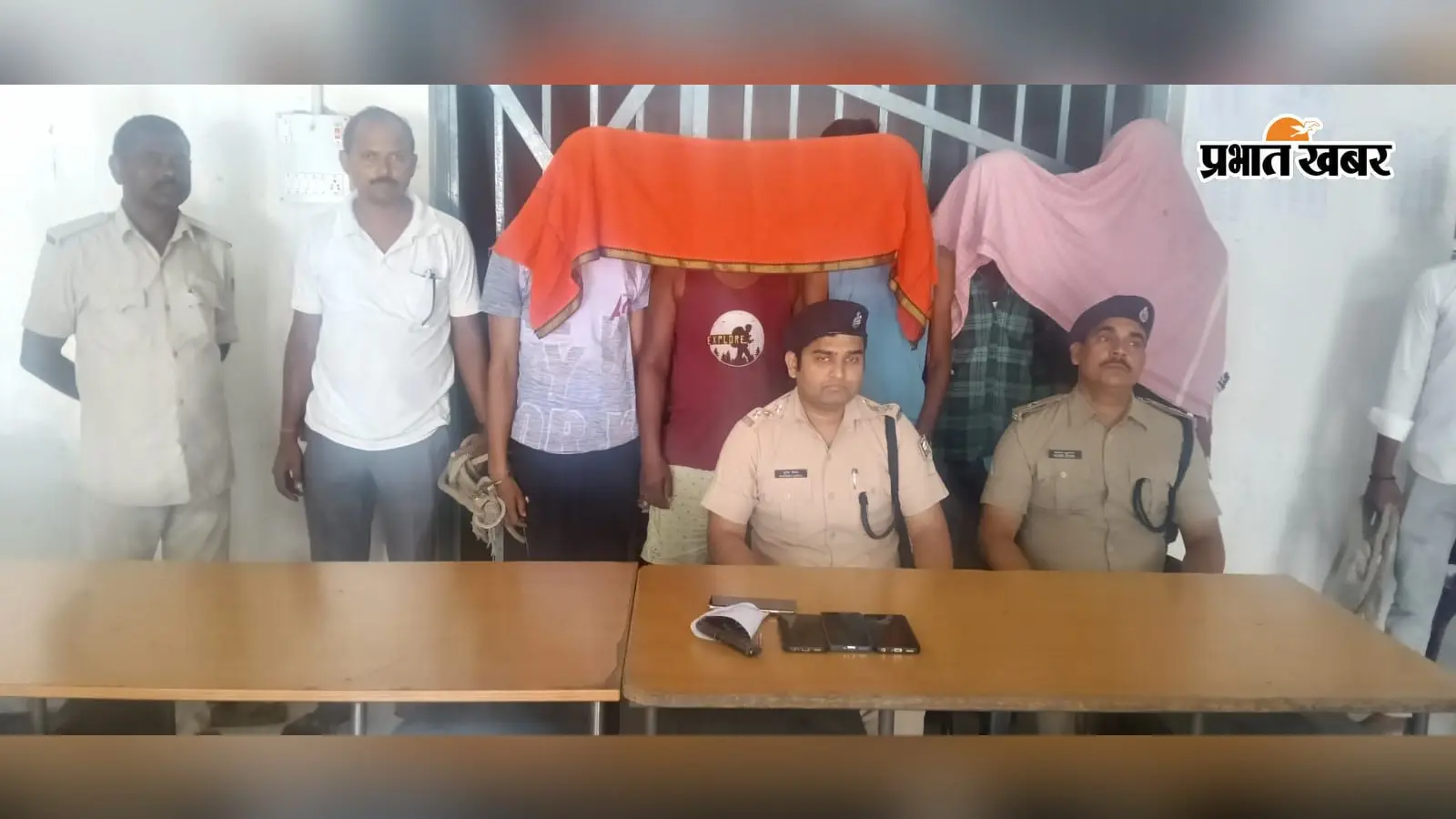वाहन चेकिंग के दौरान बड़ी कार्रवाई, 5 शातिर बदमाश गिरफ्तार; हथियार और बाइक बरामद