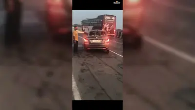 कोईलवर सिक्सलेन पुल पर तेज रफ्तार कार रेलिंग से टकराकर पलटी, युवक-युवती गंभीर; पटना रेफर