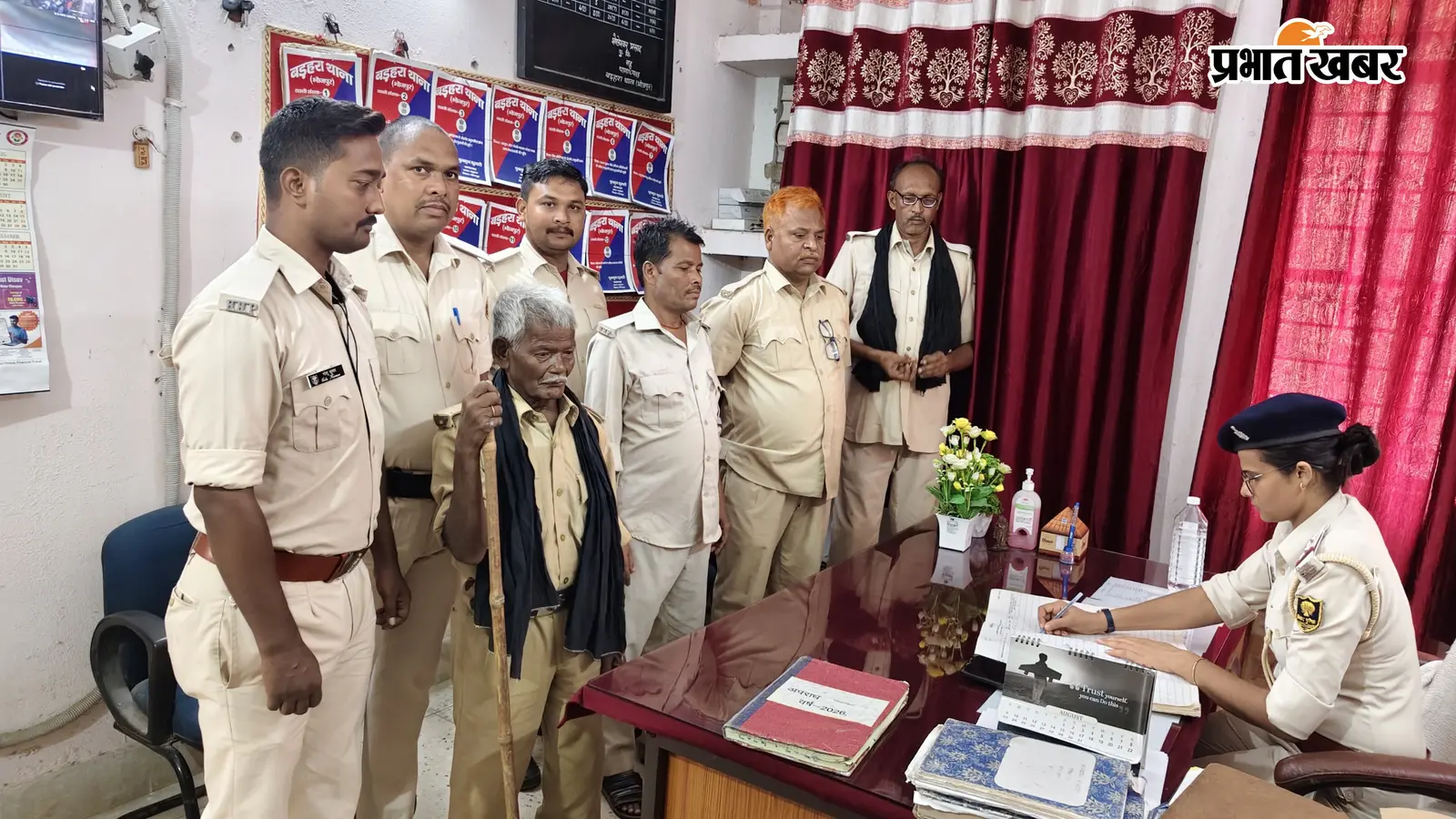 आरा: बड़हरा में चौकीदारों की परेड, अपराध और संदिग्ध गतिविधियों पर नजर रखने का दिया गया निर्देश