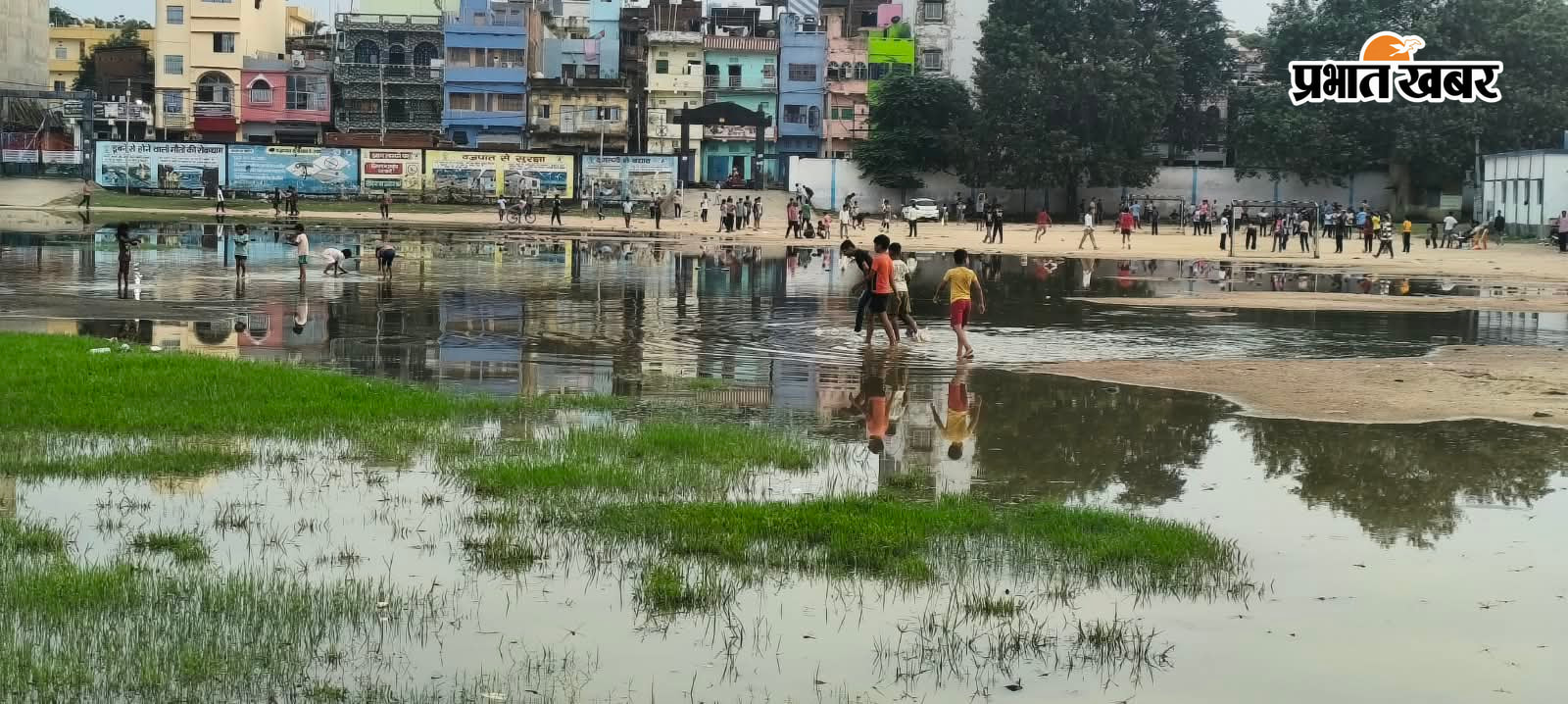 बाकी बचे स्टेडियम के स्थान पर अभ्यास करते खिलाड़ी | Prabhat Khabar Network