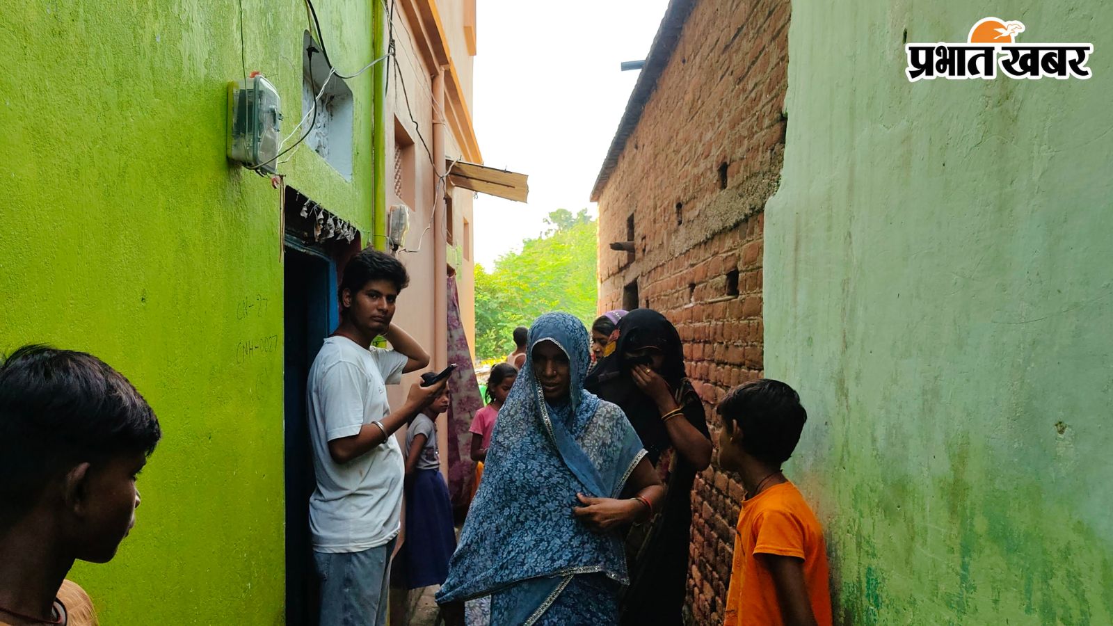 ससुराल के बाहर जुटी लोगों की भीड़