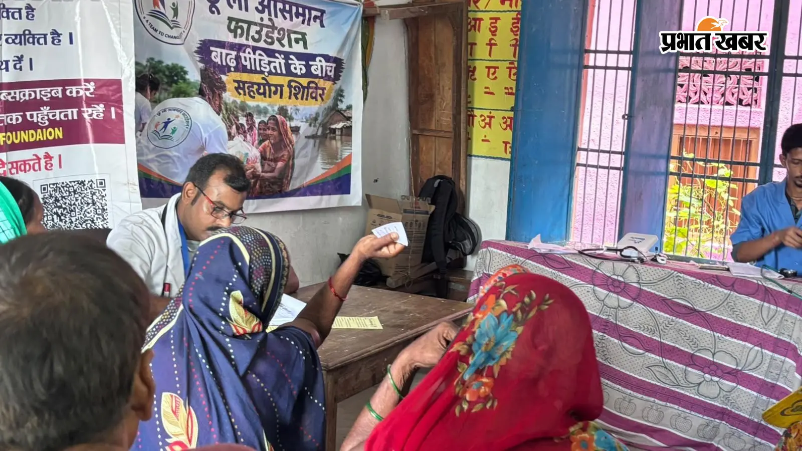 पुनपुन नदी की बाढ़ के बाद नौबतपुर के बखुरदारचक गांव में स्वास्थ्य जांच शिविर आयोजित, बांटी गईं राहत सामग्रियां