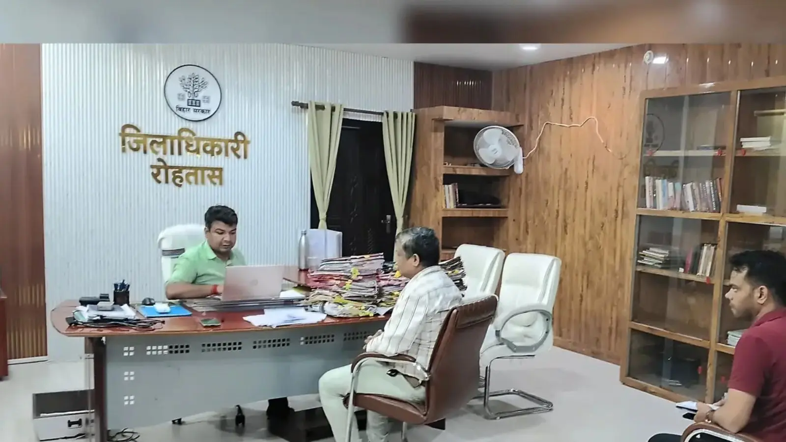 रोहतास में राशन कार्ड के काम में लापरवाही पर सात आपूर्ति निरीक्षकों पर गिरी गाज, वेतन भुगतान पर लगी रोक