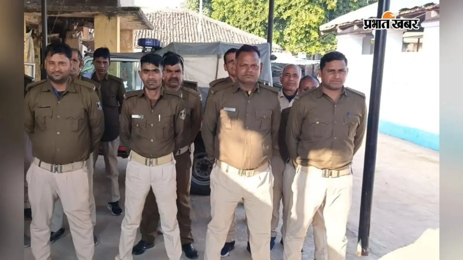 नोखा में चौकीदारों की परेड, थानाध्यक्ष ने कहा- गांव की हर गतिविधि की पुलिस को दें सूचना