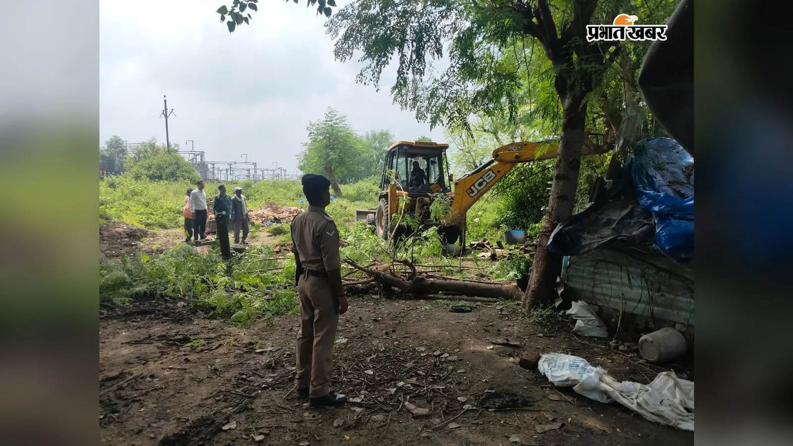 गया लोको कॉलोनी में 44 जर्जर रेलवे क्वार्टर ध्वस्त, अतिक्रमण और असामाजिक गतिविधियों पर लगेगी रोक