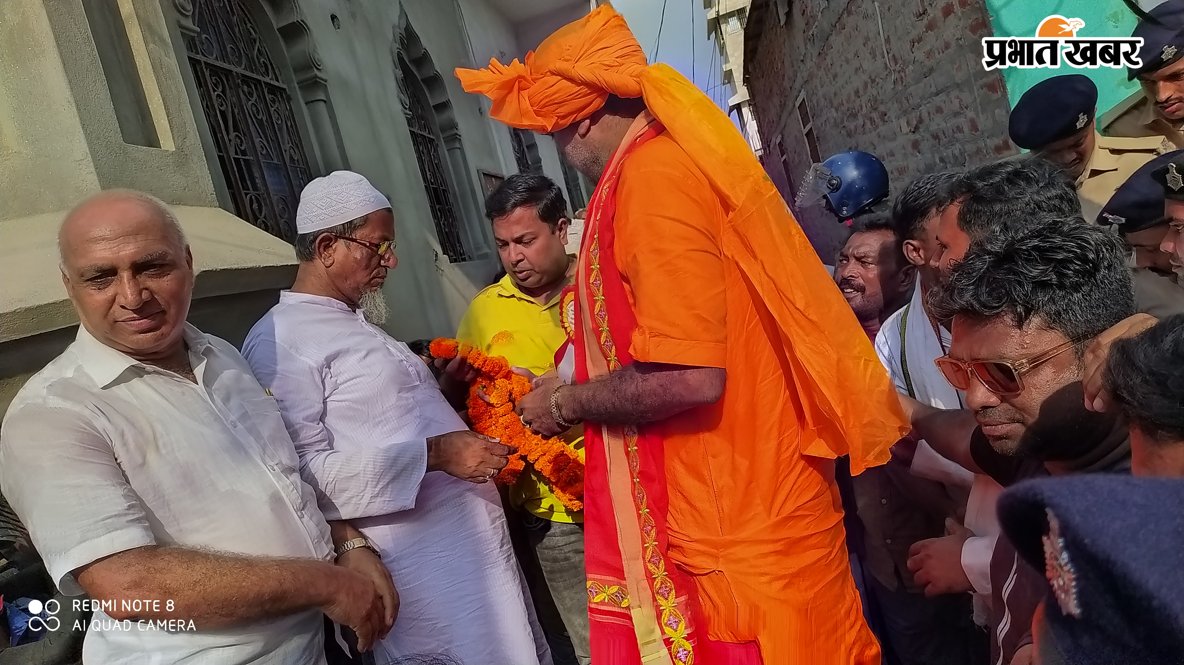 फोटो -: ऐतिहासिक महावीरी झंडा शोभा यात्रा का तस्वीर फोटो -: शोभा यात्रा में शामिल संसद का अलग व विधायक व पूर्व विधायक ,नप मुख्य पार्षद,उप मुख्य पार्षद व सहित अन्य का एक तस्वीर फोटो -: शोभा यात्रा में निकाली गई आकर्षक झांकिया का तस्वीर फोटो -: शोभा यात्रा के दौरान विधि व्यवस्था व सुरक्षा व्यवस्था में लगे एसडीओ,एसडीपीओ व पुलिस पदधिकारीगण ,पुलिस जवान फोटो -: सुरक्षा व विधि व्यवस्था में लगे पुलिस पदाधिकारीगण व पुलिस बल फोटो -: शोभा यात्रा के दौरान दरभंगिया टोला में एक दूसरे को माला पहनाते व गले मिलते महंत व मौलाना फोटो -: शोभा यात्रा के दौरान घुड़सवार का तस्वीर फोटो -:- श्रद्धालुओ के स्वार्थ लगे स्टॉल का तस्वीर | Prabhat Khabar Network