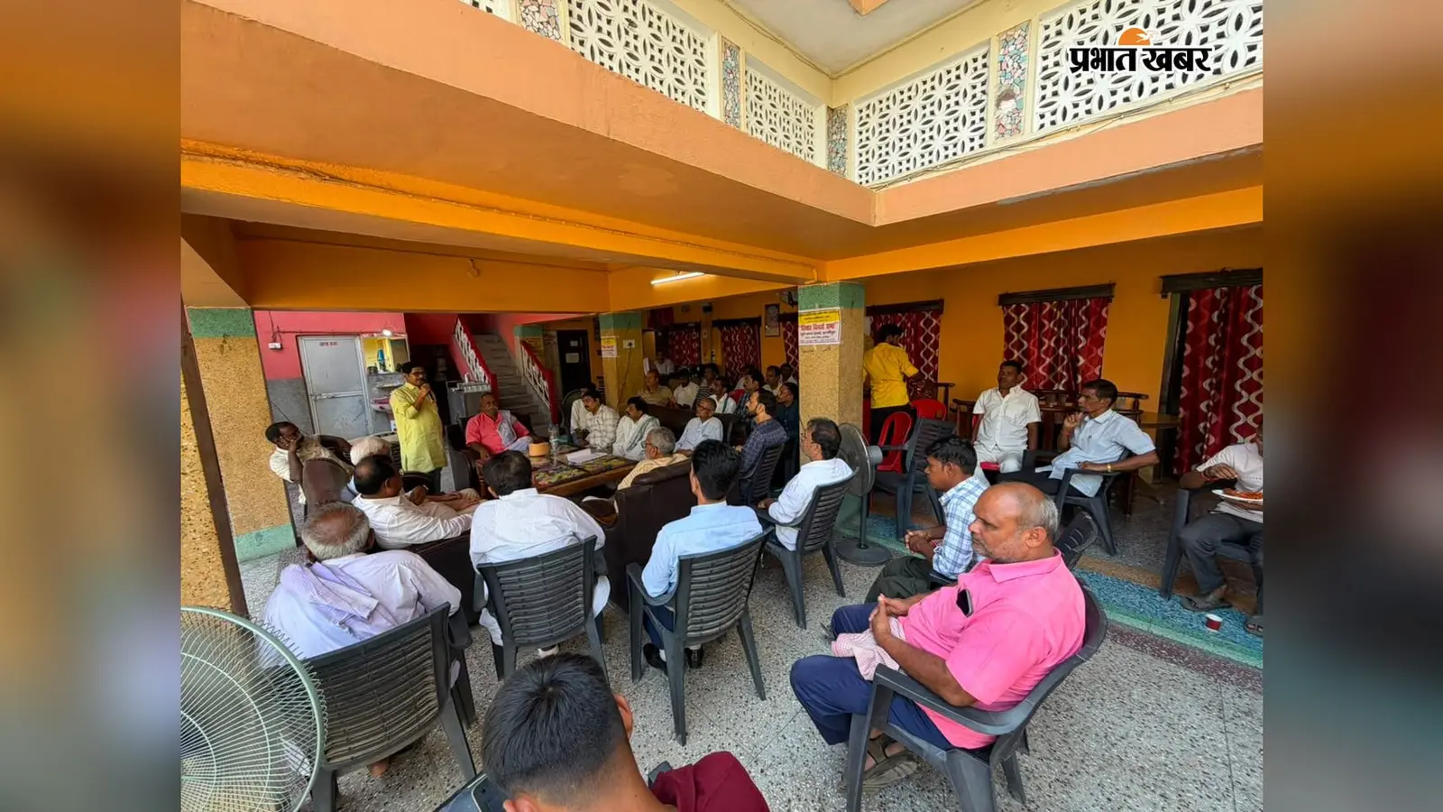 हाजीपुर में रेलवे की नई खानपान नीति के खिलाफ लाइसेंसीज एसोसिएशन ने जताया विरोध