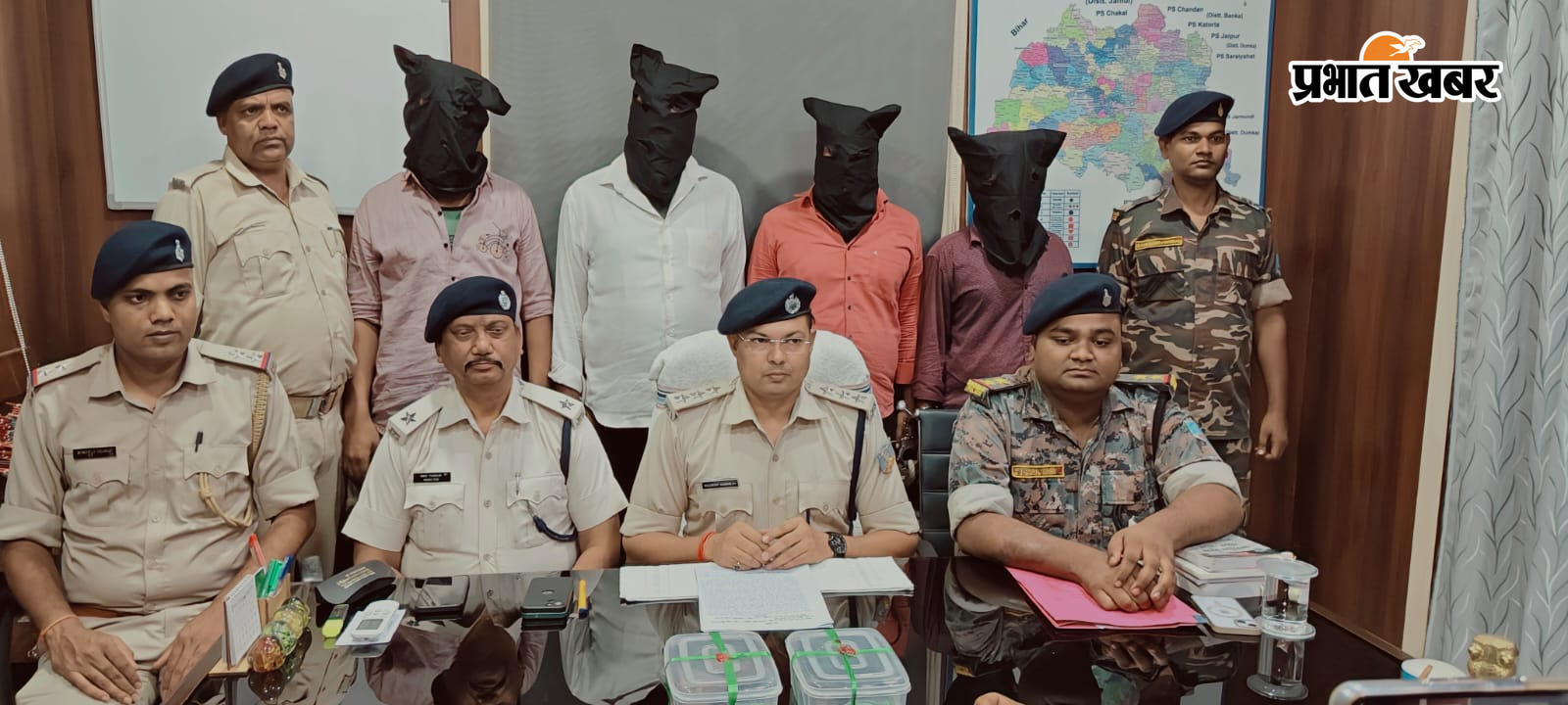 गिरफ्तार आरोपितों के साथ पत्रकार वार्ता करते एसडीपीओ कुलदीप कुमार व मौजूद छापेमारी टीम | Prabhat Khabar Network