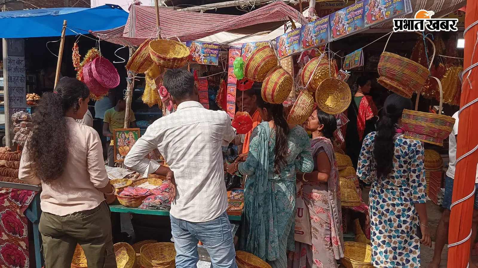 अरवल में हरितालिका तीज की धूम, बाजारों में उमड़ी महिलाओं की भीड़, चूड़ी से लेकर साड़ी तक जमकर हुई खरीदारी