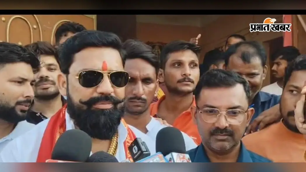 भोजपुर: पिपरपांती में बाढ़ पीड़ितों के बीच पहुंची राहत, पवन सिंह की ओर से कपड़े व खाद्य सामग्री का वितरण