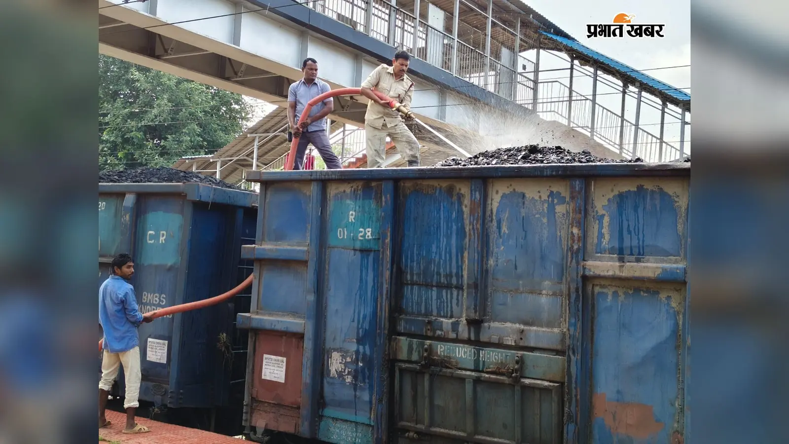 कोयला लदी मालगाड़ी में लगी आग, चाकुलिया स्टेशन पर बुझायी