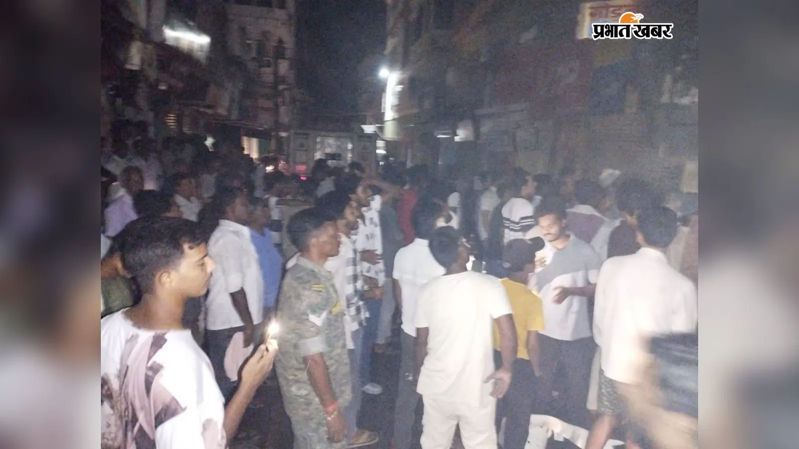 गोड्डा न्यू मार्केट के ऑप्टिकल दुकान में लगी आग, धुआं-लपटें देख मची अफरा-तफरी