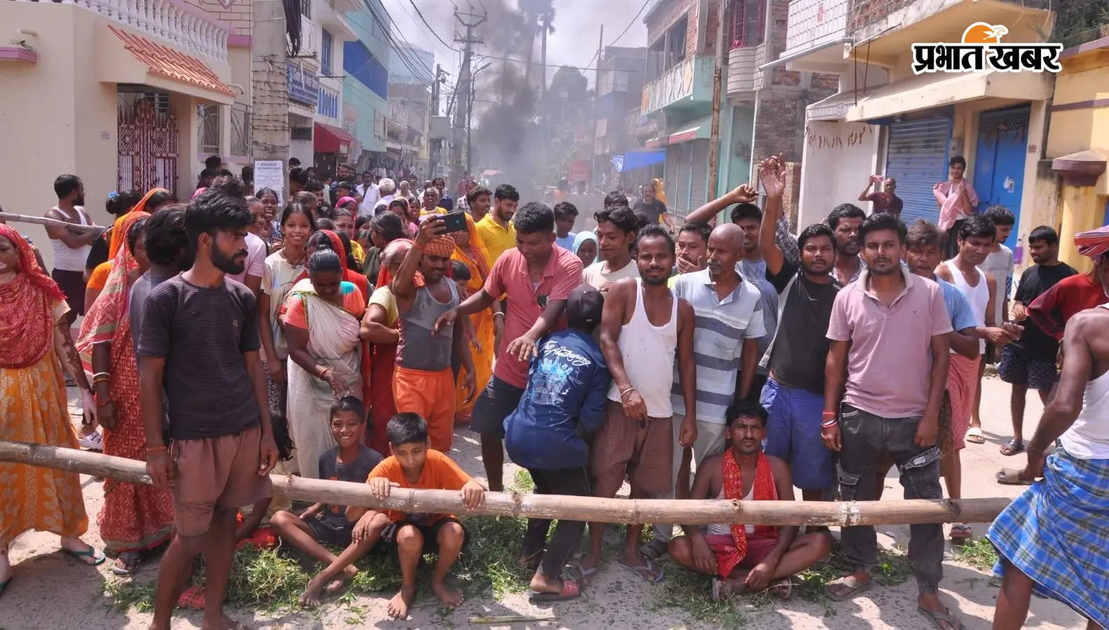 चार दिन से बिजली ठप, बबरगंज में फूटा गुस्सा, टायर जलाकर मिरजानहाट-अलीगंज रोड जाम