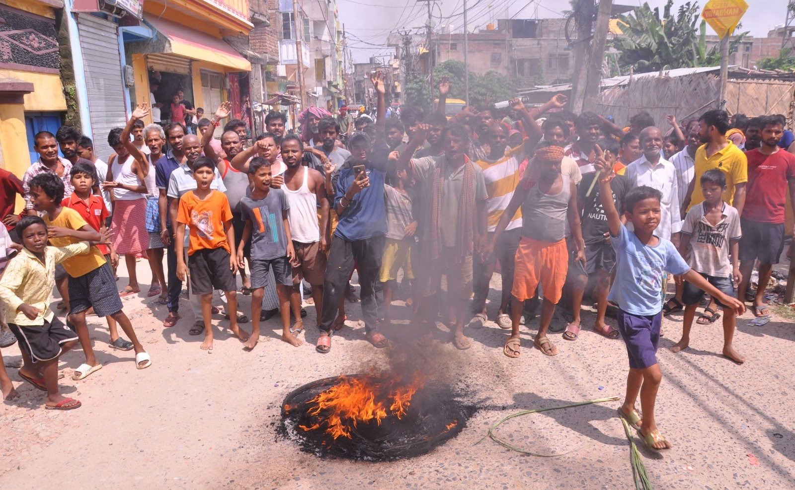 सड़क पर टायर जलाकर बिजली विभाग के खिलाफ नारेबाजी की