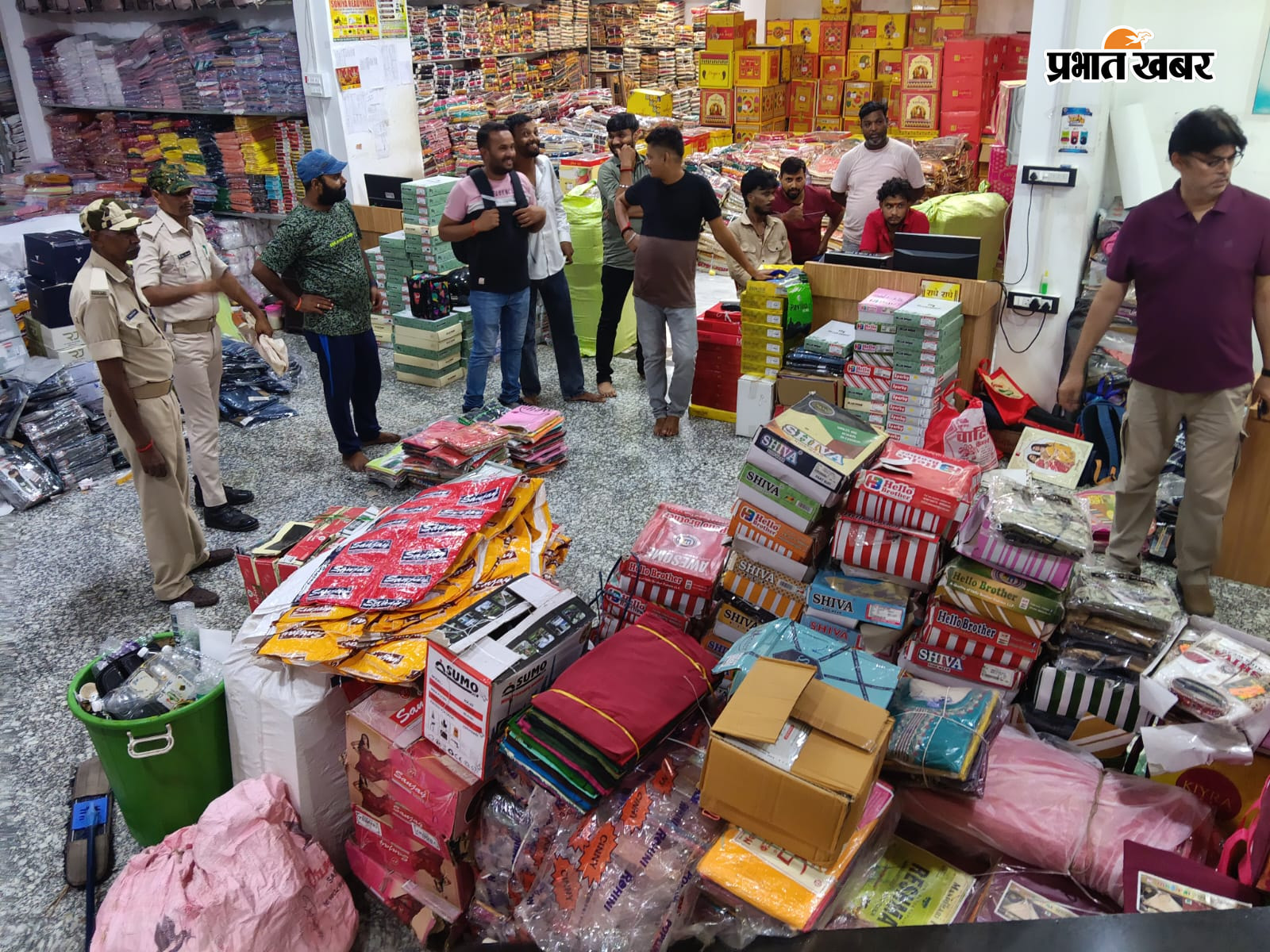 फोटो- गया- सोनिया रेडीमेड की कार्रवाई में छापेमारी दल में शामिल सेल्स टैक्स विभाग की टीम  | Prabhat Khabar Network