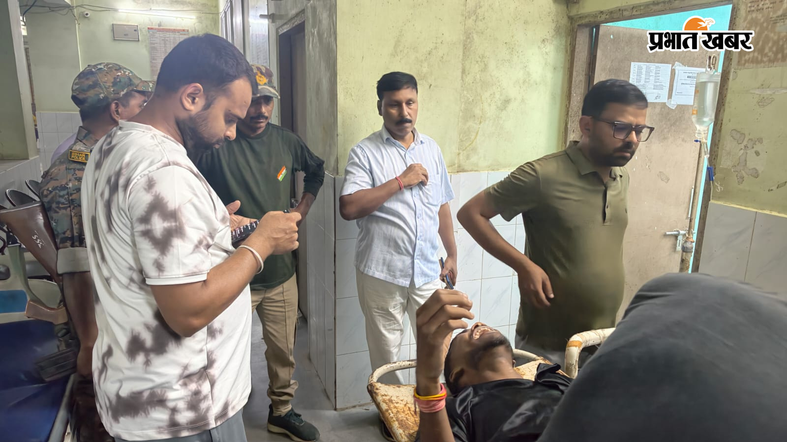 फोटो अस्पताल में घायलों का ईलाज करते चिकित्सक | Prabhat Khabar Network