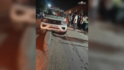 बीच बाजार अनियंत्रित होकर डिवाइडर पर चढ़ी पुलिस की गाड़ी, तीज-चौरचन की खरीदारी कर रहे थे लोग
