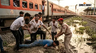 जंक्शन पर मोबाइल छिनते ही चलती ट्रेन से कूदा छात्र, कीचड़-गड्ढे में खदेड़कर झपट्टामार को दबोचा