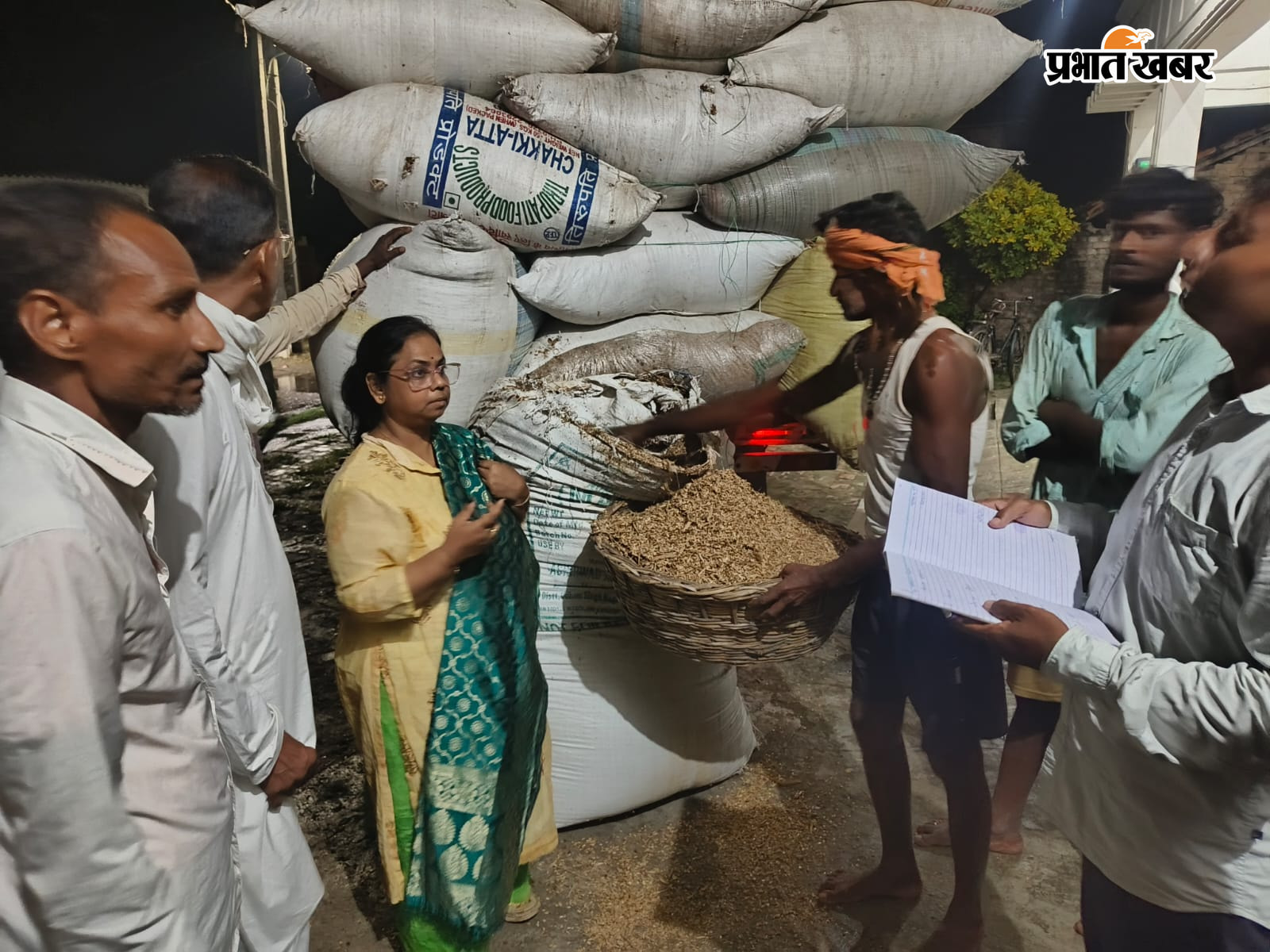 फोटो -- बाढ़ प्रभावित क्षेत्र में नाव से आते जाते लोग फोटो -- पशुचारा का वितरण | Prabhat Khabar Network