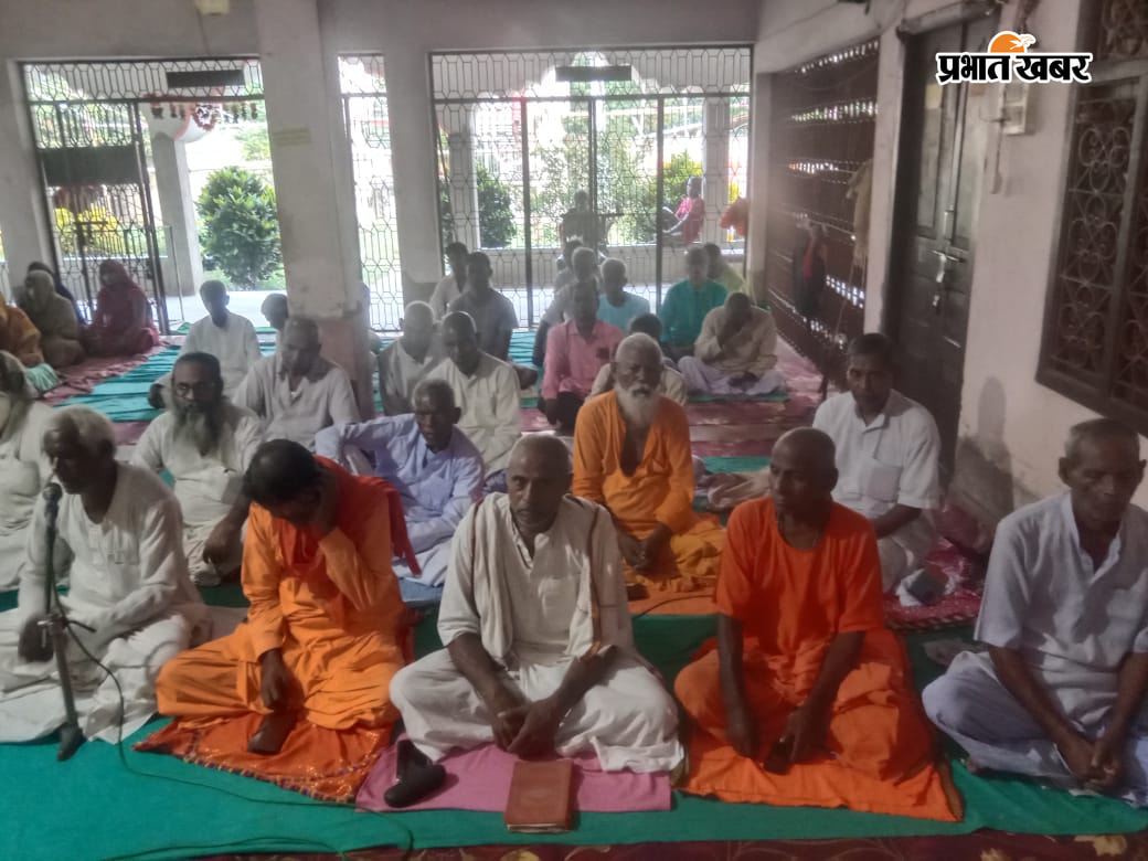 फोटो -साधना शिविर ध्यान योग का महत्व बताते संत उपस्थित सत्संग प्रेमी। | Prabhat Khabar Network