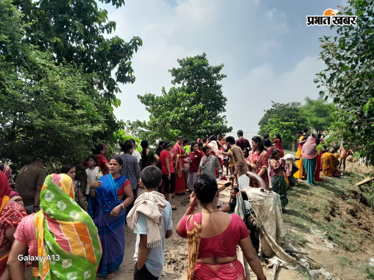 गंगा घाट पर स्नान करते श्रद्धालु | Prabhat Khabar Network